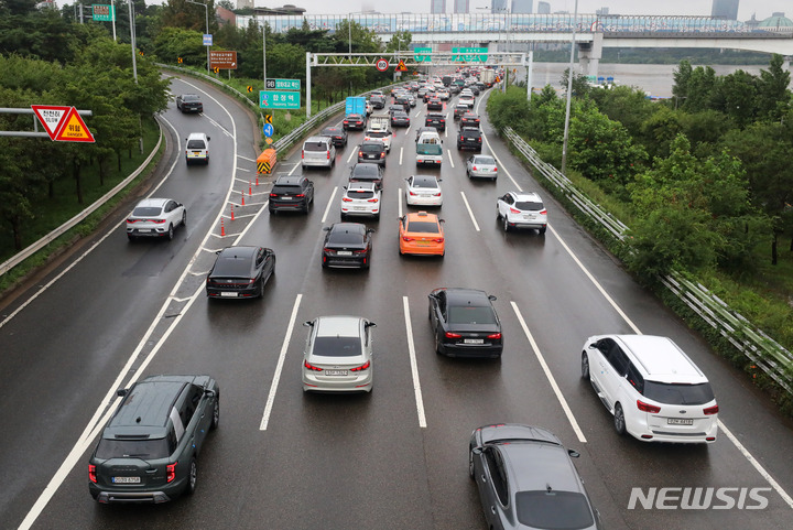 [서울=뉴시스] 배훈식 기자 = 밤 사이 많은 비가 내리며 전국 곳곳에 인명피해와 교통통제가 발생한 9일 오전 서울 강변북로에 출근길 차량들이 길게 줄지어 서 있다. 2022.08.09. dahora83@newsis.com