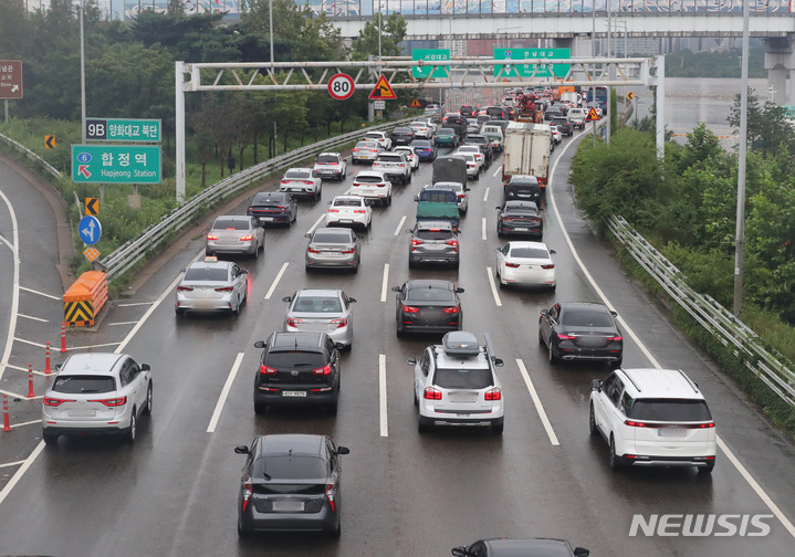[서울=뉴시스] 배훈식 기자 = 지난 8월9일 출근길 강변북로 모습. 2022.08.09. dahora83@newsis.com