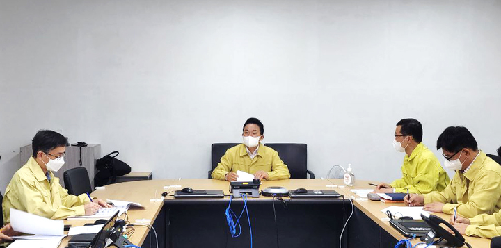 [서울=뉴시스] 원희룡(가운데) 국토교통부 장관이 9일 중부지방 풍수해에 관련해 피해상황을 보고받고 있다. (사진=국토교통부 제공) 2022.08.09. photo@newsis.com *재판매 및 DB 금지