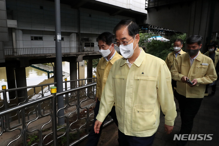 [서울=뉴시스] 백동현 기자 = 한덕수 국무총리가 9일 오전 서울 서초구 한강홍수통제소를 찾아 집중호우 현장점검을 하고 동작역으로 이동하고 있다. 2022.08.09. livertrent@newsis.com