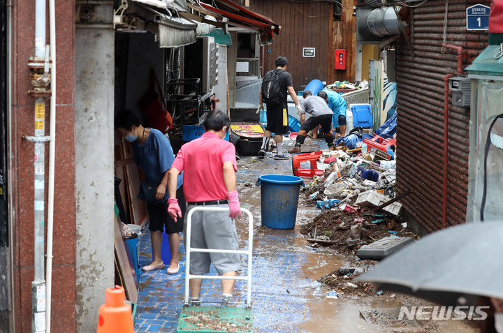[서울=뉴시스] 이영환 기자 = 9일 오전 폭우에 침수 피해를 입은 서울 동작구 남성사계시장에서 상인들이 집기 등을 정리하고 있다. 2022.08.09. 20hwan@newsis.com