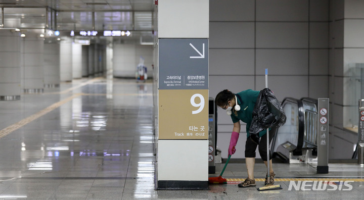 [서울=뉴시스] 백동현 기자 = 9일 오전 서울 동작구 동작역 9호선 역사에서 침수피해 복구 작업이 한창이다. 2022.08.09. livertrent@newsis.com