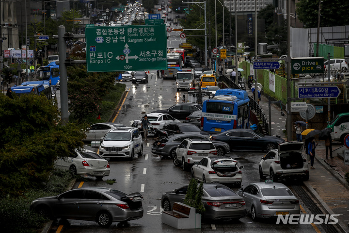 [서울=뉴시스] 정병혁 기자 = 전 날 내린 많은 비로 서울 도로 곳곳이 침수된 9 일 서울 서초구 서초대로에 전날 비로 침수된 차들이 도로에 엉켜있다. 2022.08.09. jhope@newsis.com
