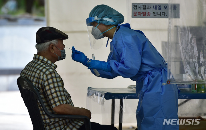 [대구=뉴시스] 이무열 기자 = 9일 오전 대구 중구 국채보상운동기념공원에 마련된 코로나19 임시선별검사소에서 한 시민이 PCR 검사를 받고 있다. 2022.08.09. lmy@newsis.com