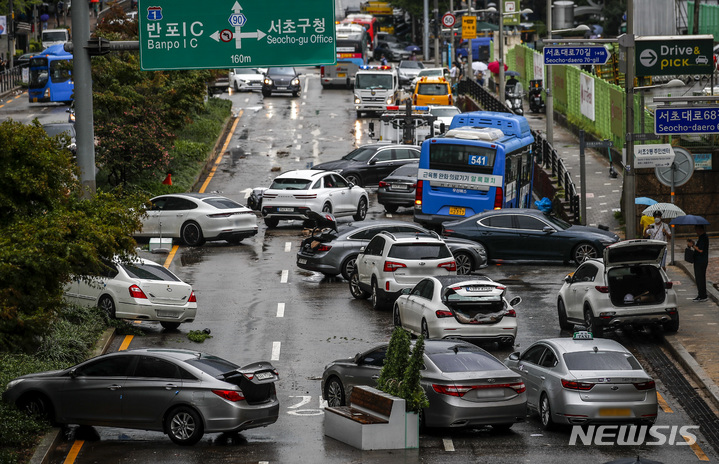 [서울=뉴시스] 정병혁 기자 = 전 날 내린 많은 비로 서울 도로 곳곳이 침수된 9일 서울 서초구 서초대로에 전날 비로 침수된 차들이 도로에 엉켜있다. 2022.08.09. jhope@newsis.com