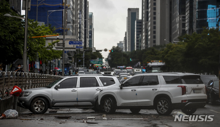 [서울=뉴시스] 정병혁 기자 = 전 날 내린 많은 비로 서울 도로 곳곳이 침수된 9일 서울 서초구 서초대로에 전날 비로 침수된 차들이 도로에 엉켜있다. 2022.08.09. jhope@newsis.com