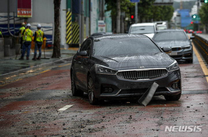 [서울=뉴시스] 정병혁 기자 = 전 날 내린 많은 비로 서울 도로 곳곳이 침수된 9일 서울 서초구 서초대로에 전날 비로 침수된 차의 번호판이 떨어져있다. 2022.08.09. jhope@newsis.com