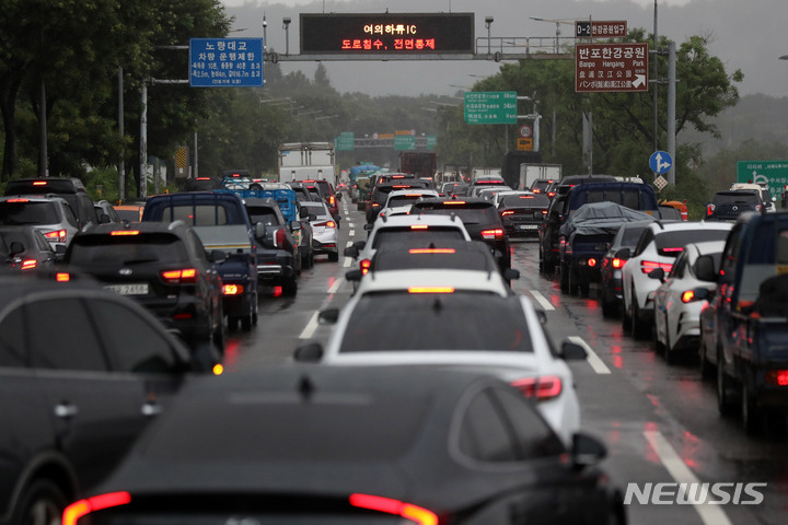 [서울=뉴시스] 백동현 기자 = 집중호우가 계속되고 있는 9일 오전 서울 서초구 반포나들목 인근 올림픽대로에 차량이 정체돼 있다. 2022.08.09. livertrent@newsis.com