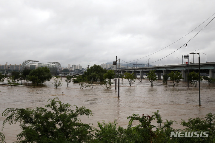 [서울=뉴시스] 백동현 기자 = 집중호우가 계속되고 있는 9일 오전 서울 서초구 반포한강공원이 침수된 모습이다. 2022.08.09. livertrent@newsis.com