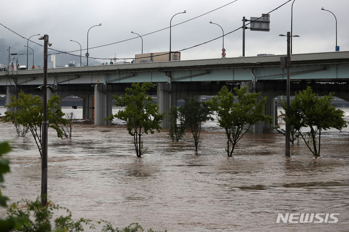 [서울=뉴시스] 백동현 기자 = 집중호우가 계속되고 있는 9일 오전 서울 서초구 잠수교가 한강 수위 상승으로 침수된 모습이다. 2022.08.09. livertrent@newsis.com