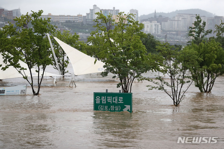 [서울=뉴시스] 백동현 기자 = 집중호우가 계속되고 있는 9일 오전 서울 서초구 반포한강공원이 침수된 모습이다. 2022.08.09. livertrent@newsis.com