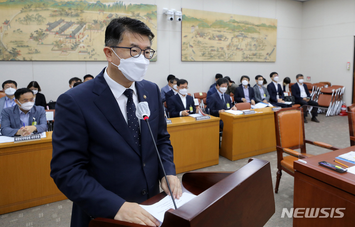 [서울=뉴시스] 고범준 기자 = 장상윤 교육부 차관이 9일 오전 서울 여의도 국회에서 열린 교육위원회 전체회의에서 업무보고를 하고 있다. 2022.08.09. bjko@newsis.com