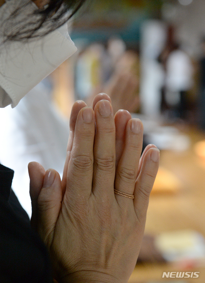 [울산=뉴시스] 배병수 기자 = 2023학년도 대학수학능력시험을 100일 앞둔 9일 오전 울산 남구 정토사에서 수험생 자녀를 둔 학부모들이 대학 합격 및 고득점을 기원하는 기도를 하고 있다. 2022.08.09. bbs@newsis.com