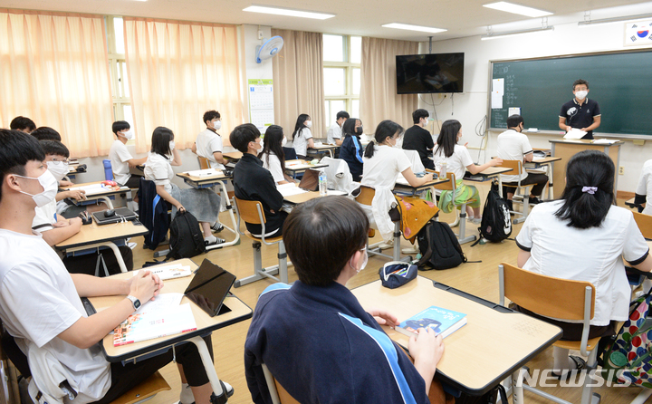 [울산=뉴시스] 배병수 기자 = 2023학년도 대학수학능력시험을 100일 앞둔 지난 9일 오전 울산 남구 무거고등학교 3학년 교실에서 수험생들이 수업에 집중하고 있다. 2022.08.16. bbs@newsis.com