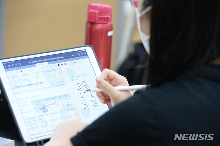 [울산=뉴시스] 배병수 기자 = 2023학년도 대학수학능력시험을 100일 앞둔 9일 오전 울산 남구 무거고등학교 3학년 교실에서 한 수험생이 수업에 집중하고 있다. 2022.08.09. bbs@newsis.com