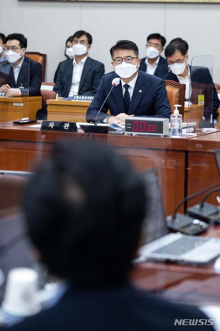 [서울=뉴시스] 고범준 기자 = 장상윤 교육부 차관이 9일 서울 여의도 국회에서 열린 교육위원회 전체회의에서 질의에 답변하고 있다. (공동취재사진) 2022.08.09. photo@newsis.com