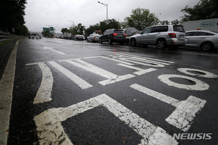[서울=뉴시스] 백동현 기자 = 집중호우가 계속되고 있는 9일 오전 서울 동작구 동작대교분기점 인근 김포공항 방면 올림픽대로가 침수위험으로 전면통제되어 출구로 나가는 차량이 정체를 빚고 있다. 2022.08.09. livertrent@newsis.com