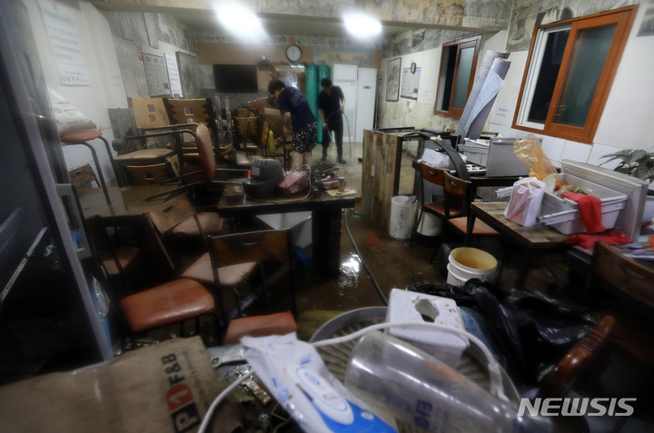 [서울=뉴시스] 이영환 기자 = 9일 오전 서울 동작구 신대방동 도림천 인근 한 식당에 폭우로 인한 침수피해가 발생해 상인들이 복구작업을 하고 있다. 2022.08.09. 20hwan@newsis.com