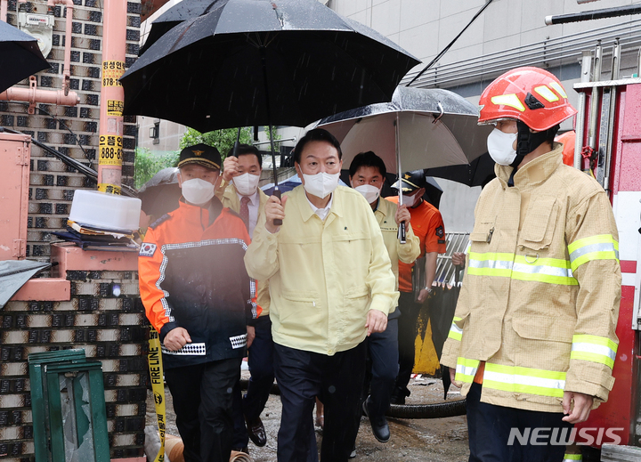[서울=뉴시스] 전신 기자 = 윤석열 대통령이 9일 서울 관악구 신림동 침수 피해 현장을 점검하고 있다. 2022.08.09. photo1006@newsis.com