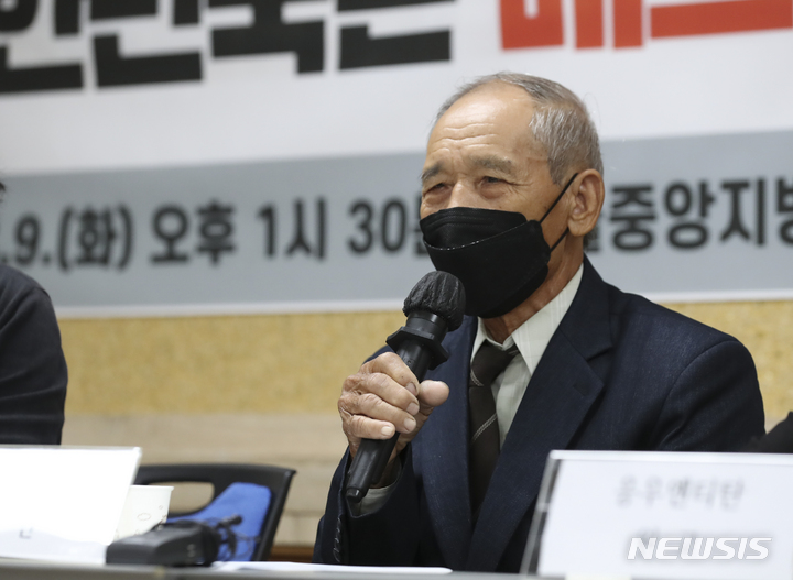 [서울=뉴시스] 김근수 기자 = 9일 오후 서울 서초구 민주사회를위한 변호사모임 대회의실에서 열린 베트남전쟁 민간인 학살 사건 국가배상소송 원고 응우옌티탄 법정 진술 기자회견에서 원고 응우옌티탄 씨가 발언하고 있다. 2022.08.09. ks@newsis.com