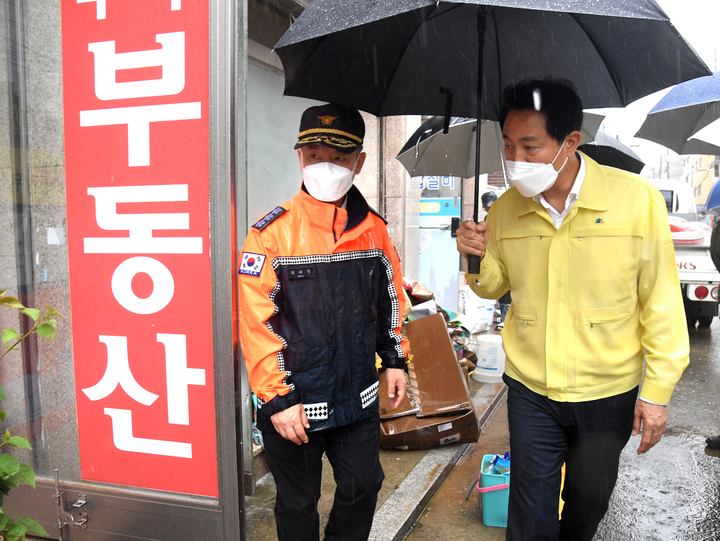 [서울=뉴시스] 오세훈(오른쪽) 서울시장이 9일 서울 관악구 신림동 수해현장을 찾아 상황을 점검하고 있다. (사진=서울시 제공) 2022.08.09. photo@newsis.com *재판매 및 DB 금지