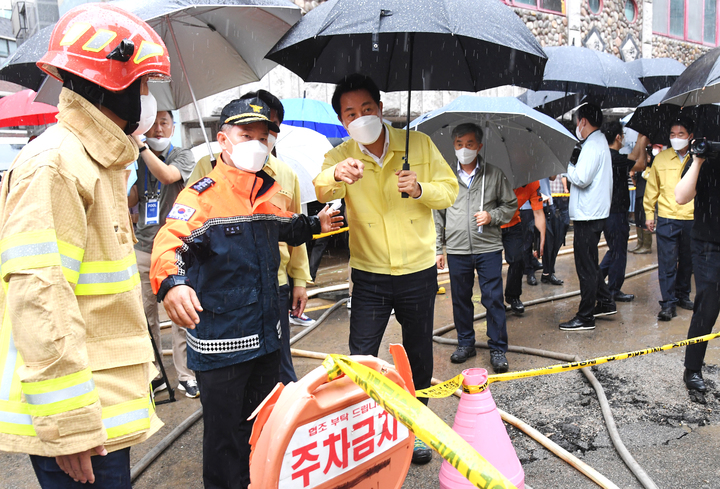 [서울=뉴시스] 오세훈(가운데) 서울시장이 지난 9일 서울 관악구 신림동 수해현장을 찾아 상황을 점검하고 있다. (사진=서울시 제공) 2022.08.11. photo@newsis.com *재판매 및 DB 금지