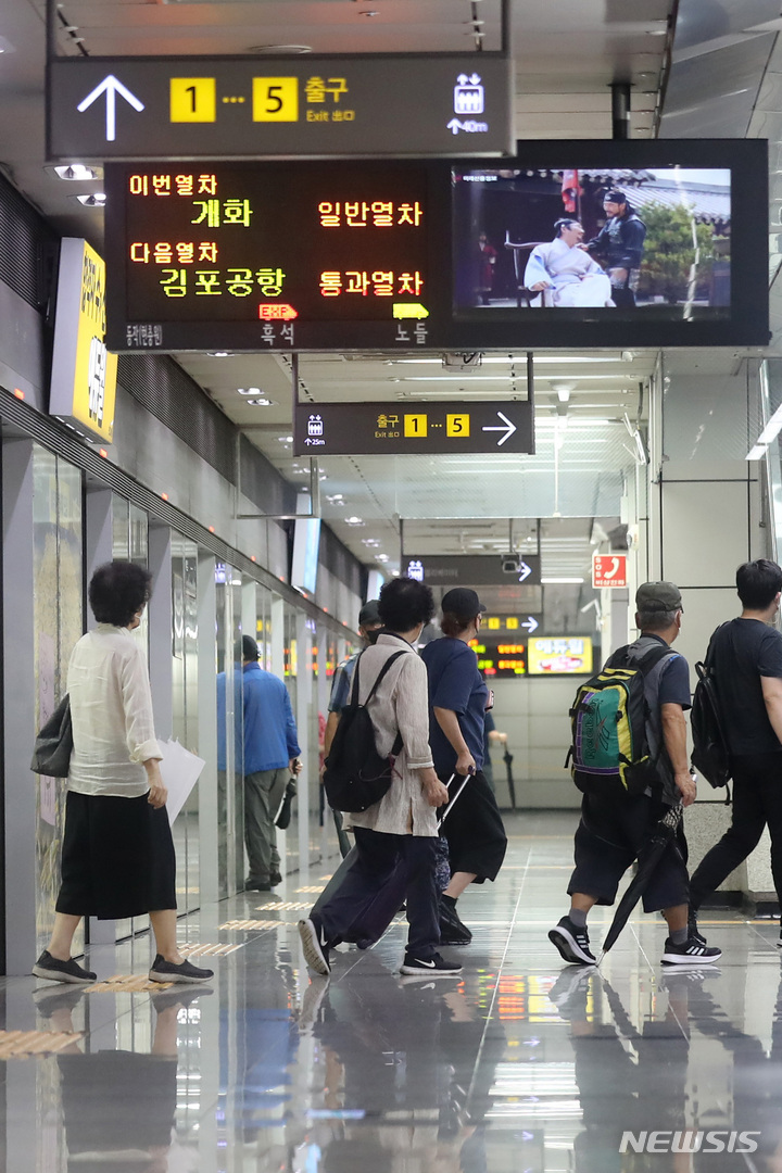 [서울=뉴시스] 이영환 기자 = 동작역을 제외한 지하철 9호선 전구간 정상운행이 재개된 9일 오후 서울 동작구 지하철 9호선 노들역에서 시민들이 열차를 이용하고 있다. 지난 8일 오후 서울 지역의 기록적인 폭우로 지하철 9호선 동작역과 구반포역 선로가 침수됐다. 이에 노들역에서 사평역 사이의 총 7개 역사(노들역, 흑석역, 동작역, 구반포역, 신반포역, 고속터미널역, 사평역)의 운행을 중단하고, 개화역~노량진역 구간과 신논현역~중앙보훈병원역 구간으로 나뉘어 운행했다. 2022.08.09. 20hwan@newsis.com
