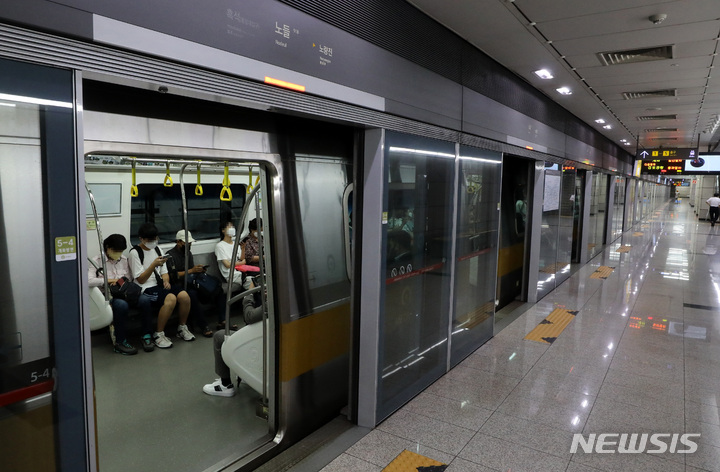 [서울=뉴시스] 이영환 기자 = 동작역을 제외한 지하철 9호선 전구간 정상운행이 재개된 9일 오후 서울 동작구 지하철 9호선 노들역에서 시민들이 열차를 이용하고 있다. 지난 8일 오후 서울 지역의 기록적인 폭우로 지하철 9호선 동작역과 구반포역 선로가 침수됐다. 이에 노들역에서 사평역 사이의 총 7개 역사(노들역, 흑석역, 동작역, 구반포역, 신반포역, 고속터미널역, 사평역)의 운행을 중단하고, 개화역~노량진역 구간과 신논현역~중앙보훈병원역 구간으로 나뉘어 운행했다. 2022.08.09. 20hwan@newsis.com