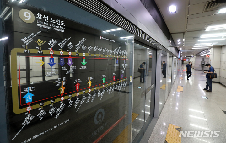 [서울=뉴시스] 이영환 기자 = 9일 오후 서울 동작구 지하철 9호선 노들역에서 시민들이 열차를 이용하고 있다. 2022.08.09. 20hwan@newsis.com