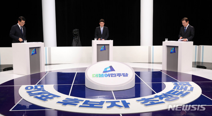 [부산=뉴시스] 하경민 기자 = 더불어민주당 박용진(왼쪽부터), 강훈식, 이재명 당대표 후보가 9일 부산 수영구 부산MBC에서 열린 TV토론회에 참석, 토론을 준비하고 있다. 2022.08.09. yulnetphoto@newsis.com