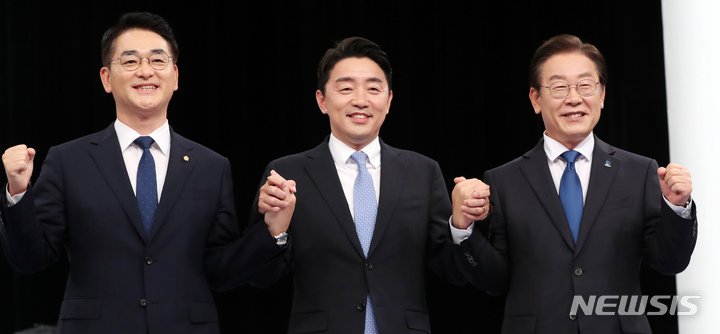 [부산=뉴시스] 하경민 기자 = 더불어민주당 박용진(왼쪽부터), 강훈식, 이재명 당대표 후보가 9일 부산 수영구 부산MBC에서 열린 TV토론회에 참석, 본격적인 토론에 앞서 기념촬영을 하고 있다. 2022.08.09. yulnetphoto@newsis.com
