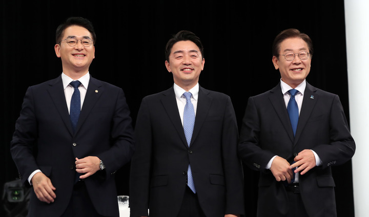 [부산=뉴시스] 하경민 기자 = 더불어민주당 박용진(왼쪽부터), 강훈식, 이재명 당대표 후보가 9일 부산 수영구 부산MBC에서 열린 TV토론회에 참석, 본격적인 토론에 앞서 기념촬영을 하면서 옷차림을 점검하고 있다. 2022.08.09. yulnetphoto@newsis.com