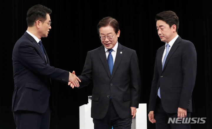 사[부산=뉴시스] 하경민 기자 = 더불어민주당 박용진(왼쪽부터), 이재명, 강훈식 당대표 후보가 9일 부산 수영구 부산MBC에서 열린 TV토론회에 참석, 본격적인 토론에 앞서 악수하며 인하고 있다. 2022.08.09. yulnetphoto@newsis.com