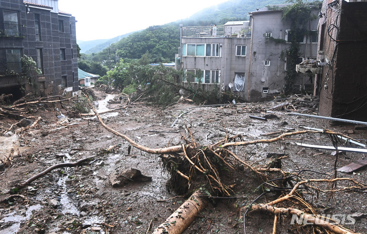 [광주(경기)=뉴시스] 지난 9일 오후 경기도 광주시 검복리 마을이 산사태로 휩쓸려 내려온 토사와 나무 등으로 뒤엉켜 있다. 2022.08.09. jtk@newsis.com