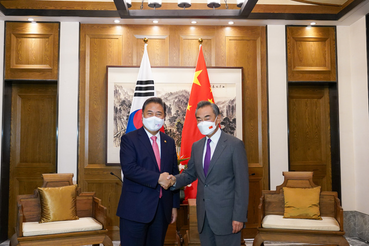 [서울=뉴시스] 김진아 기자 = 박진 외교부 장관이 9일 중국 산둥성 칭다오에서 열린 한·중 외교장관 회담에서 왕이(王毅) 중국 국무위원 겸 외교부장과 악수를 하고 있다. (사진=외교부 제공) 2022.08.09. photo@newsis.com *재판매 및 DB 금지