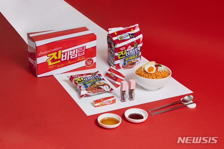 오뚜기 이색 협업, 진비빔면 먹은 후 빨간입술이 신기하면…