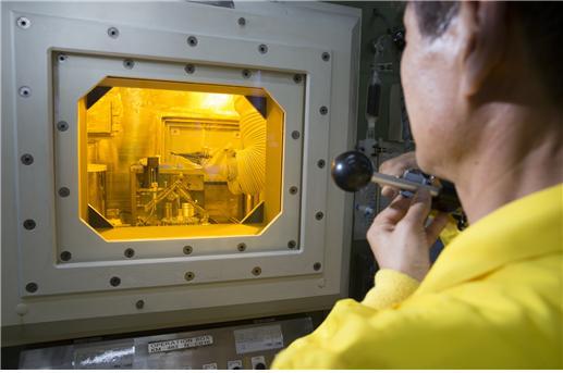 [대전=뉴시스] 원자력연구원 방사성동위원소 생산시설에서 루테튬-177을 제조하고 있는 모습. *재판매 및 DB 금지