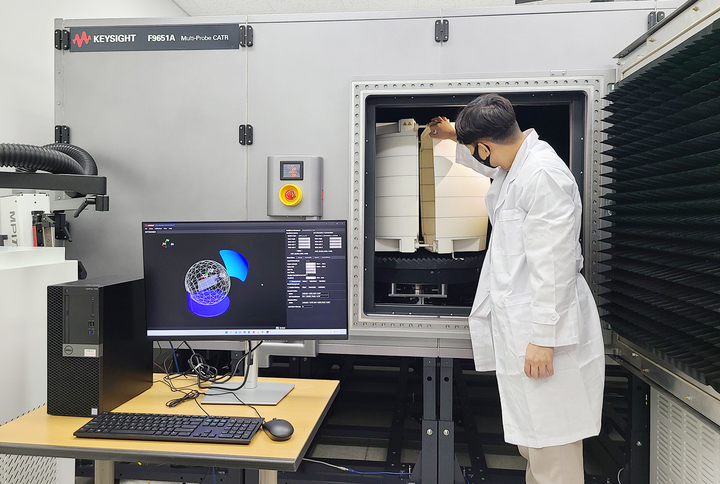 [진주=뉴시스]kTL, 무선주파수(RF) 적합성 평가 시험 모습. *재판매 및 DB 금지