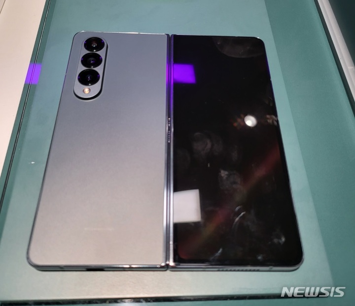 [뉴욕=뉴시스]미국 뉴욕 갤럭시 체험관에 마련되어 있는 '갤럭시 Z 폴드4'. (사진=윤현성 기자)