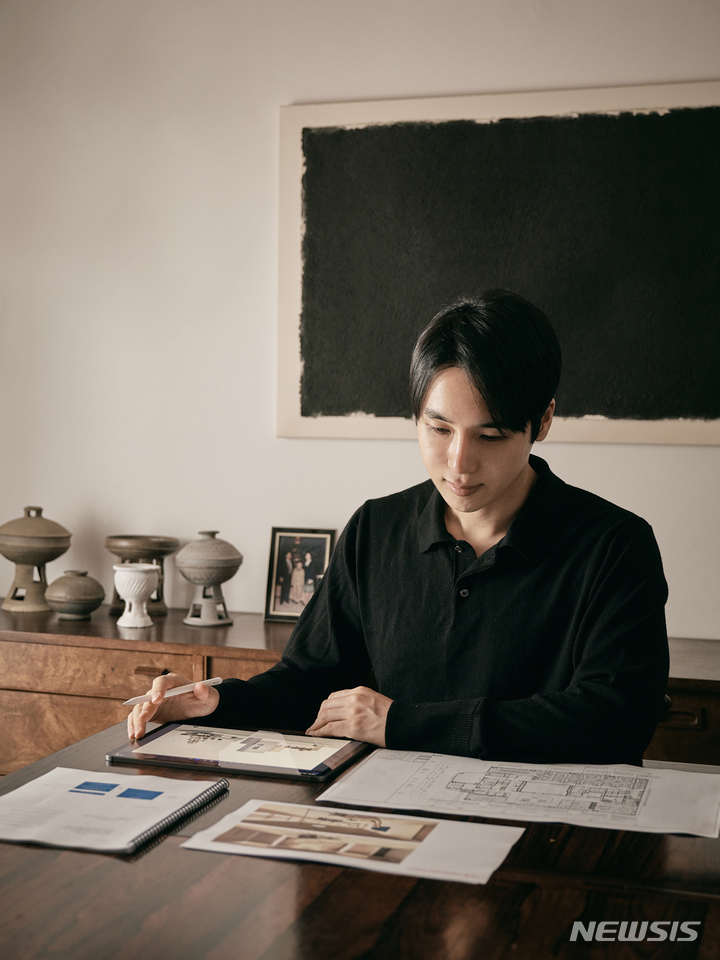 [서울=뉴시스] 양태오 '2022 공예트렌드페어' 총감독. (사진=한국공예·디자인문화진흥원 제공) 2022.08.10. photo@newsis.com *재판매 및 DB 금지