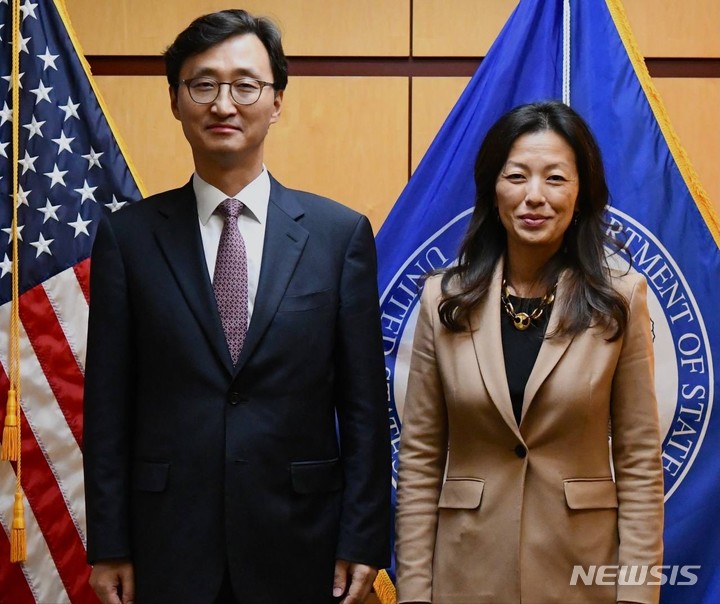 [서울=뉴시스]이태우 외교부 북핵외교기획단장과 미국 측 정 박 국무부 대북특별부대표가 9일 북한 사이버 위협 대응 한미 실무그룹 회의에 참석했다. (사진=외교부 제공) 2022.08.10. photo@newsis.com