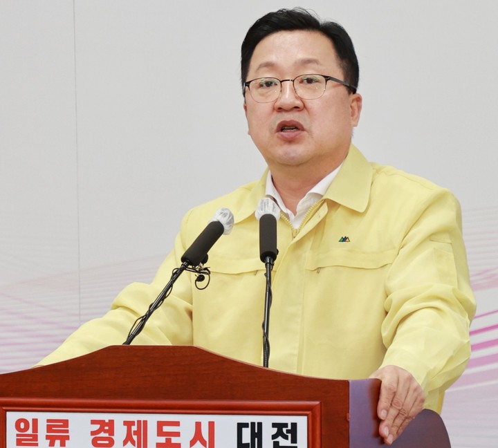 [대전=뉴시스] 조명휘 기자 = 이장우 대전시장이 10일 오전 시청 브리핑룸에서 청년생활안정 대책을 발표하고 있다. (사진= 대전시 제공) 2022.08.10. photo@newsis.com *재판매 및 DB 금지