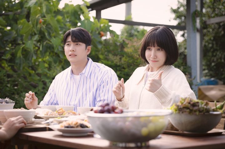 [서울=뉴시스] '이상한 변호사 우영우' 강태오, 박은빈. 2022.08.10.(사진=에이스토리, KT스튜디오지니, 낭만크루 제공) photo@newsis.com*재판매 및 DB 금지 *재판매 및 DB 금지