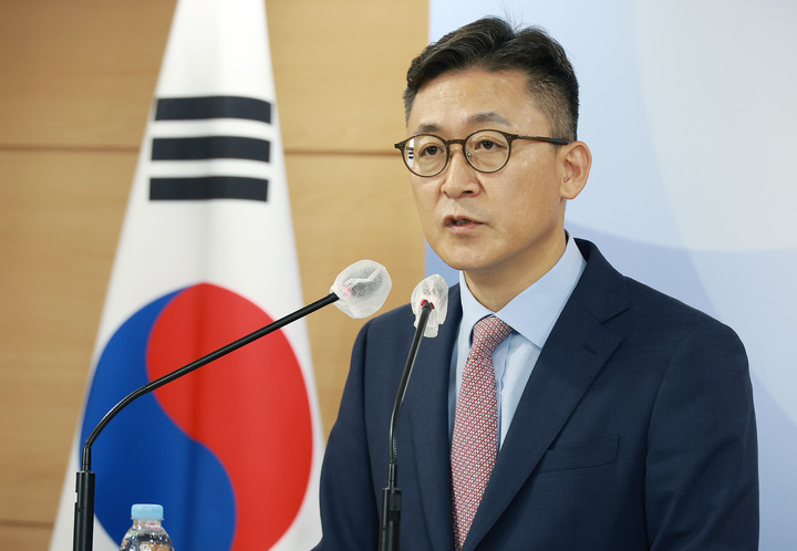 [서울=뉴시스] 권대영 금융위원회 금융정책국장이 10일 서울정부청사에서 자영업자 소상공인 대환대출 지원 방안을 발표하고 있다. (사진=금융위원회) photo@newsis.com *재판매 및 DB 금지