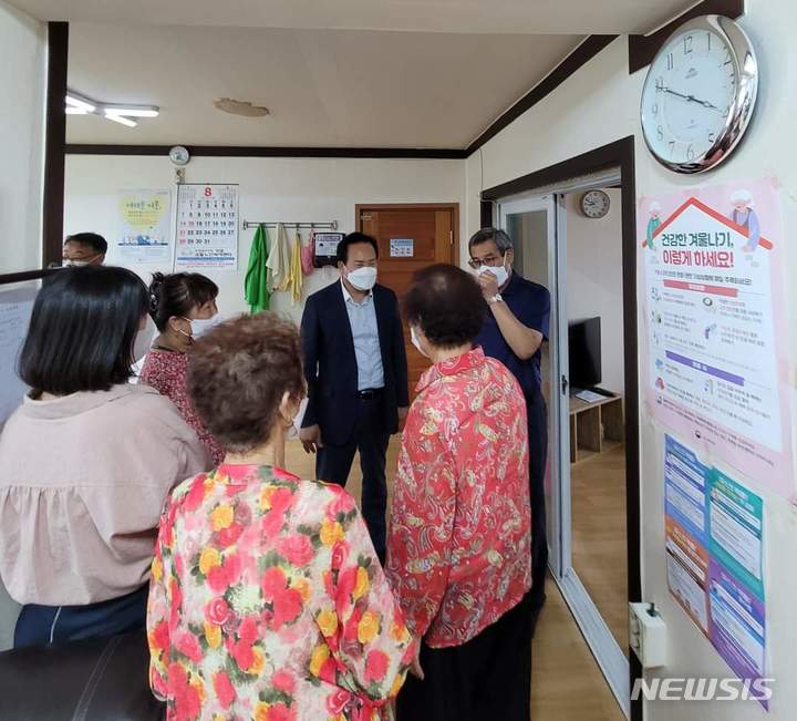 [오산=뉴시스] 이권재 오산시장이 중앙동 우신 경로당에 찾아 어르신들과 이야기를 나누고 있다. (사진 = 오산시 제공)