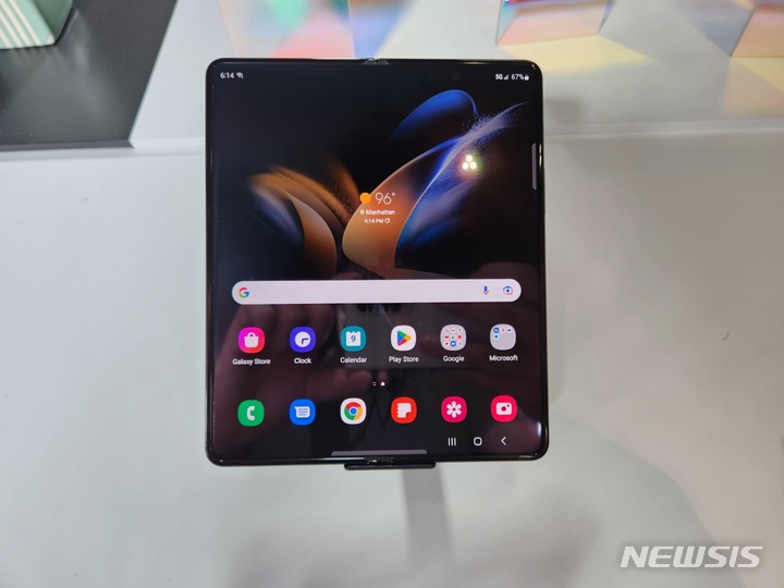 [뉴욕=뉴시스]미국 뉴욕 갤럭시 체험관에 마련되어 있는 '갤럭시 Z 폴드4'. (사진=윤현성 기자)
