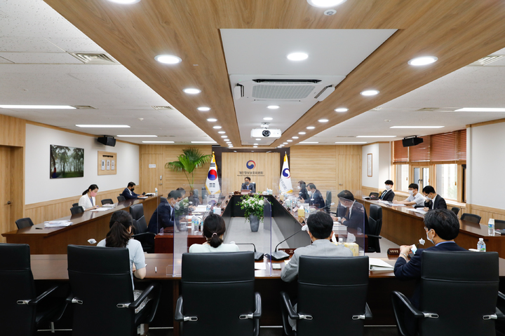 개인정보보호위원회가 다수가 이용하는 화장실의 내부를 볼 수 있도록 영상정보처리기기(CCTV)를 설치한 공공기관, 학교 등에 과태료 처분을 내렸다. 이날 윤종인 개인정보보호위원회 위원장이 정부서울청사에서 개최된 제13회 개인정보보호위원회 전체회의에서 모두발언을 하고 있다. (사진=개인정보보호위원회 제공) *재판매 및 DB 금지