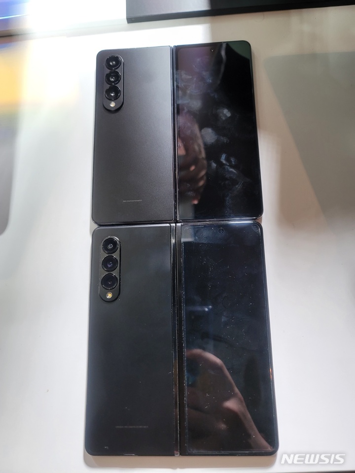 [뉴욕=뉴시스]갤럭시 Z 폴드4(위쪽)과 갤럭시 Z 폴드3의 힌지 및 베젤 두께 비교. 육안으로도 폴드4의 힌지와 베젤이 전작 대비 확실히 얇아졌음을 확인할 수 있다. (사진=윤현성 기자)