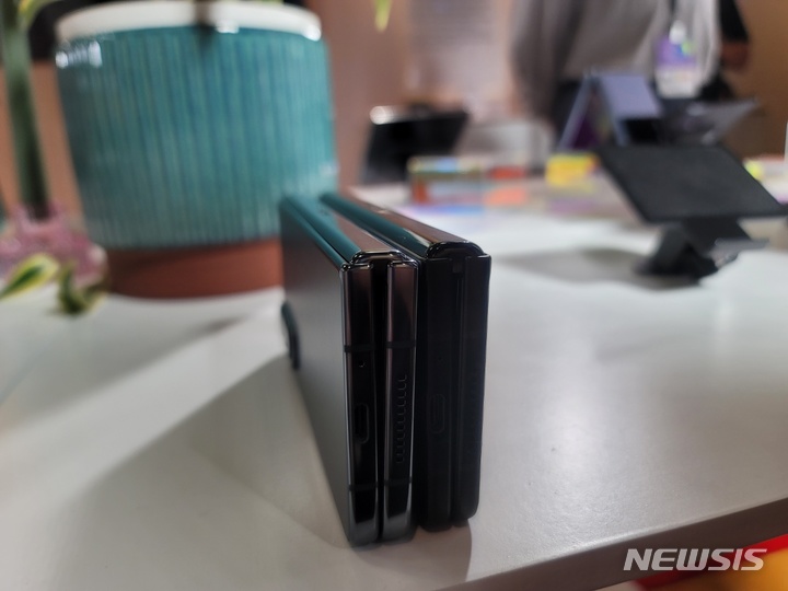 [뉴욕=뉴시스]갤럭시 Z 폴드4(왼쪽)과 갤럭시 Z 폴드3의 힌지 두께 비교. 폴드3의 힌지가 폴드4보다 두꺼워 볼록하게 튀어나와 있다. (사진=윤현성 기자)