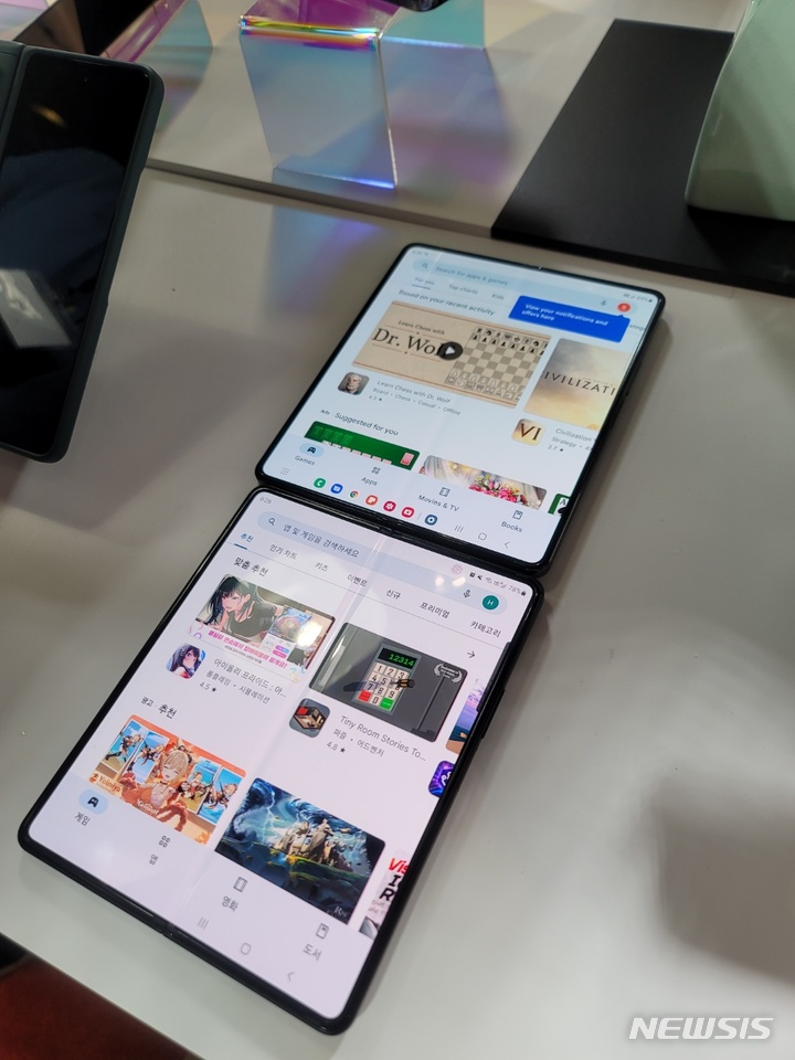 [뉴욕=뉴시스]갤럭시 Z 폴드4(위쪽)와 갤럭시 Z 폴드3의 화면비 비교. 폴드4가 폴드3보다 가로로 더 넓어졌음이 육안으로도 구분 가능하다. 폴드4 화면 하단에 띄워져 있는 '태스크바'도 눈에 띈다. (사진=윤현성 기자)